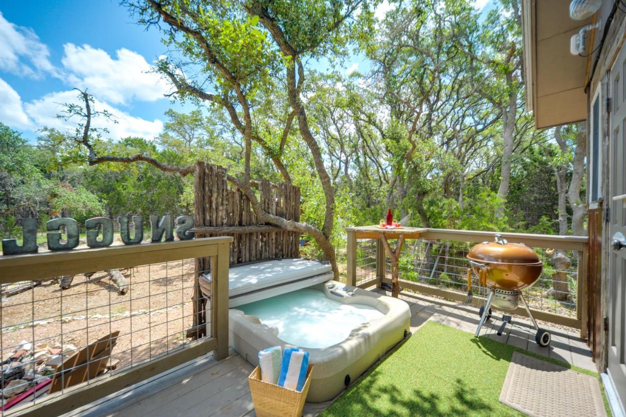 Snuggle Inn Wimberley Cabin With Fire Pit And Deck 외부 사진