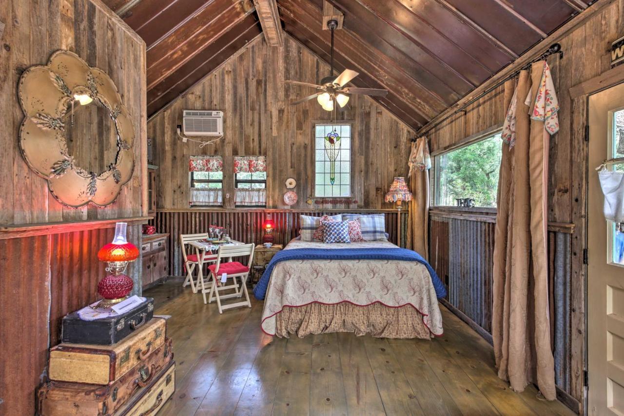Snuggle Inn Wimberley Cabin With Fire Pit And Deck 외부 사진