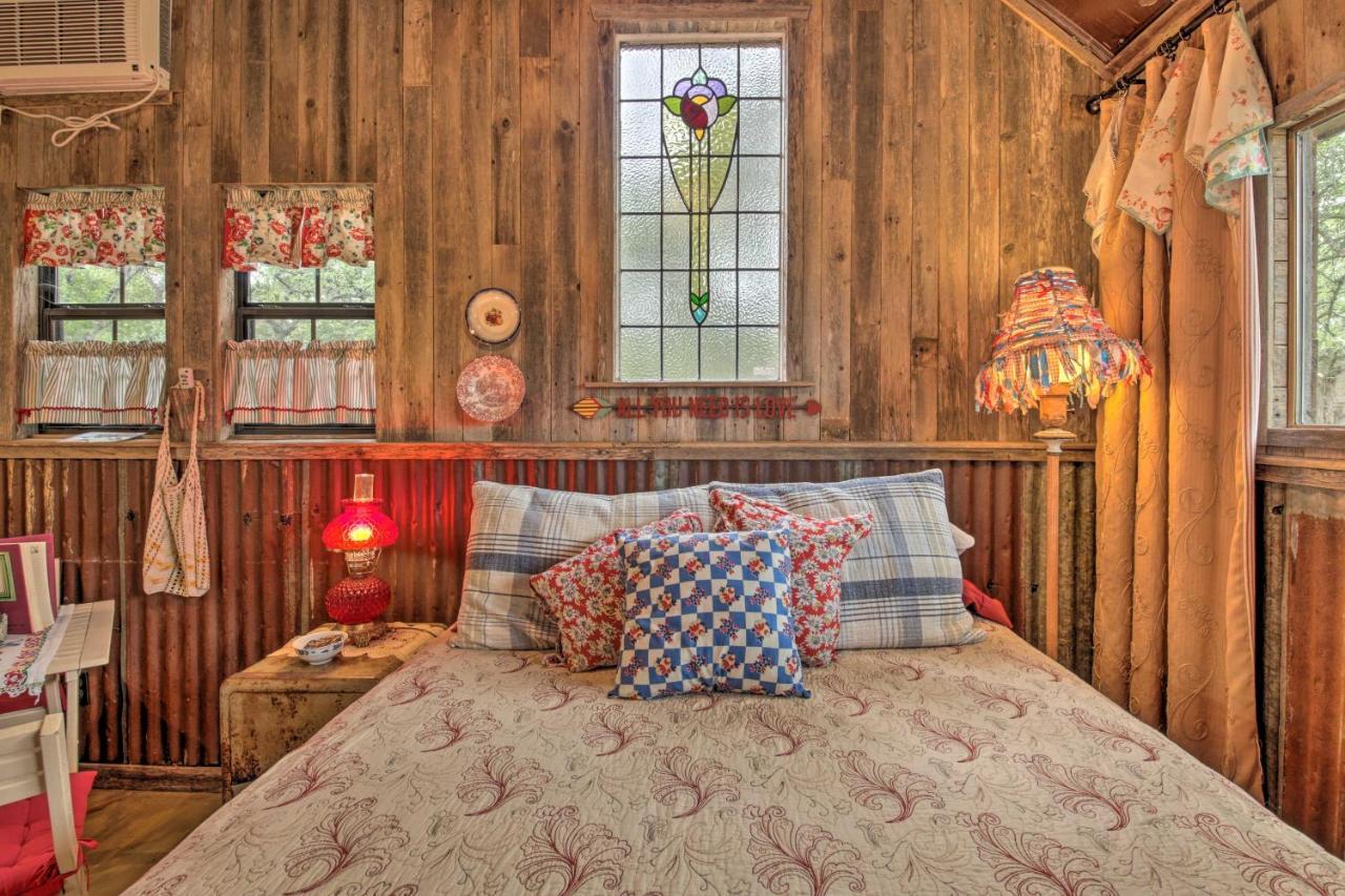 Snuggle Inn Wimberley Cabin With Fire Pit And Deck 외부 사진