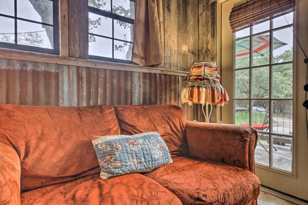 Snuggle Inn Wimberley Cabin With Fire Pit And Deck 외부 사진