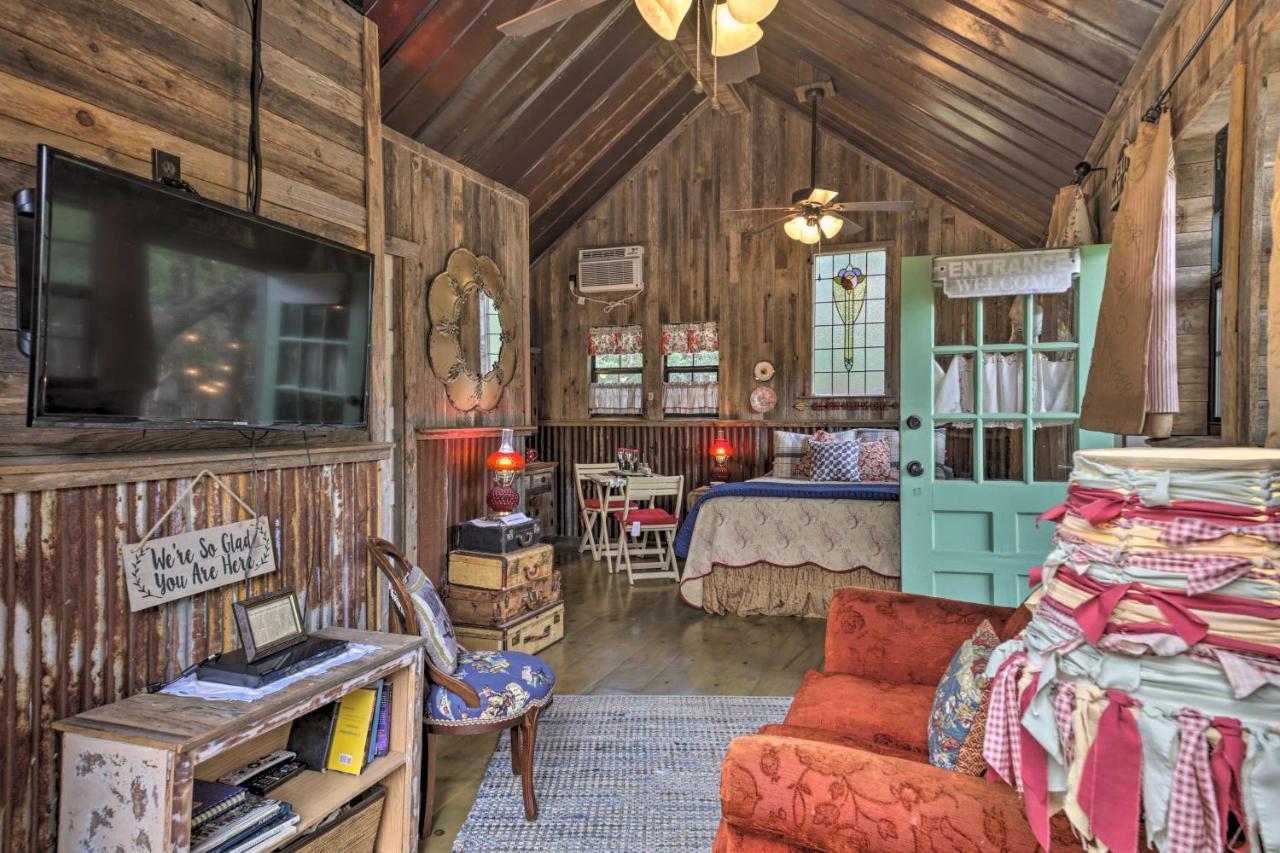Snuggle Inn Wimberley Cabin With Fire Pit And Deck 외부 사진