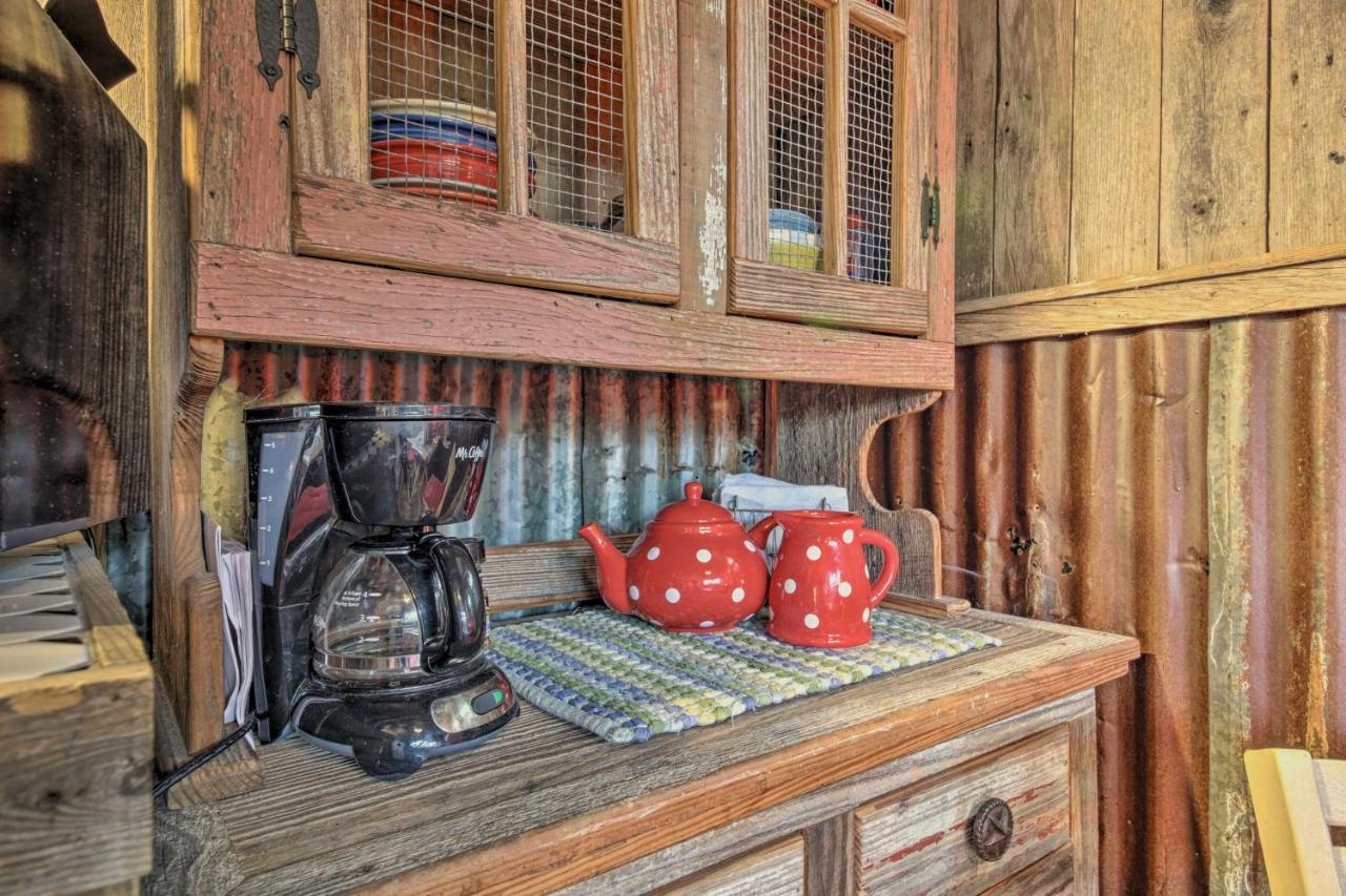 Snuggle Inn Wimberley Cabin With Fire Pit And Deck 외부 사진