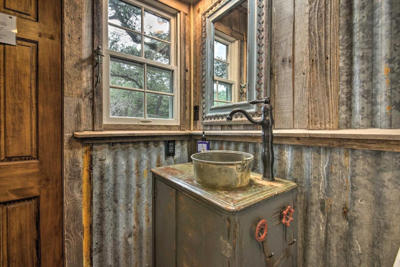Snuggle Inn Wimberley Cabin With Fire Pit And Deck 외부 사진